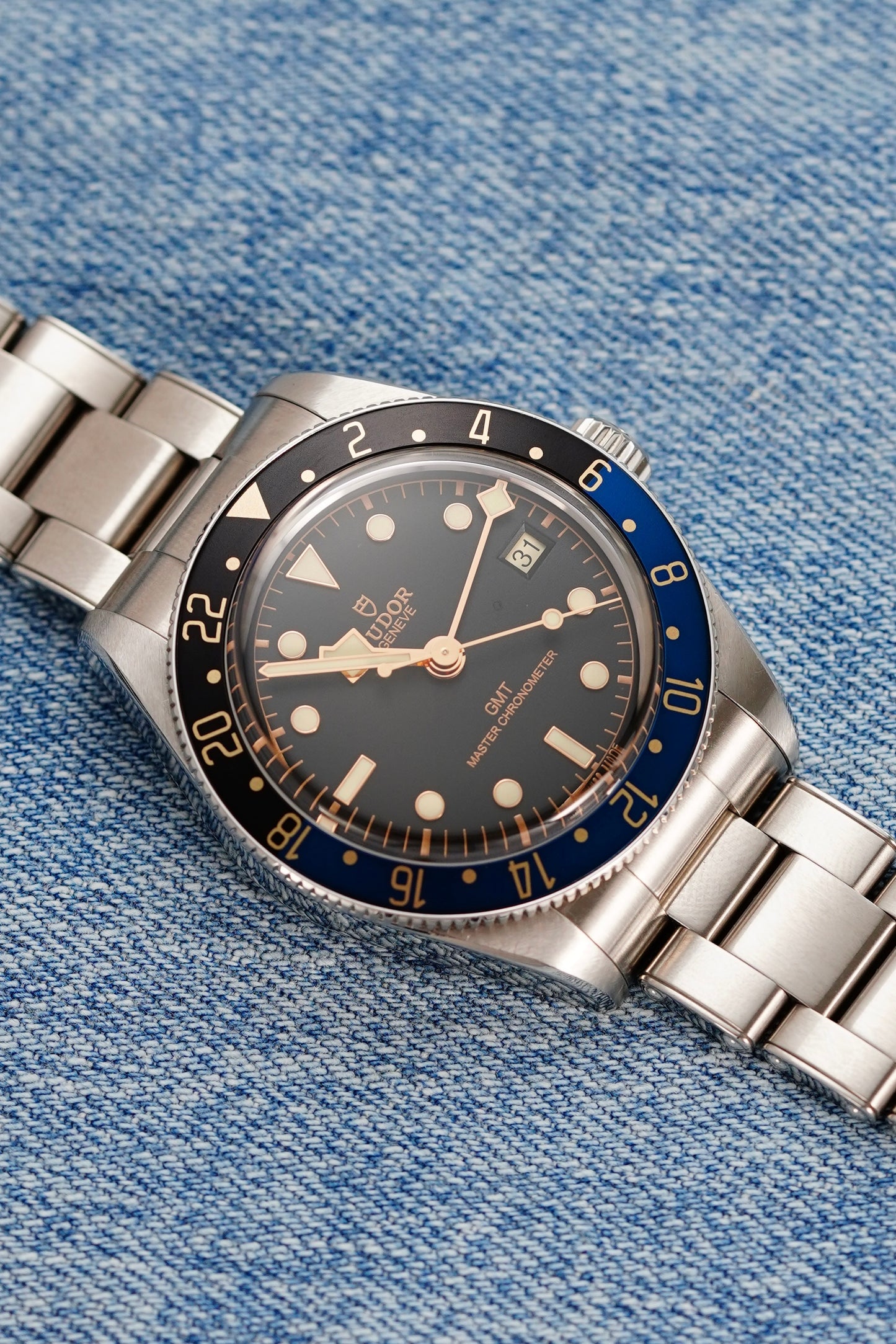 TBZ18 - Tudor Black Bay 58 GMT, Couleur de la lunette : Noir et bleu, Couleur des caractères : Or – Abysse (GMT)