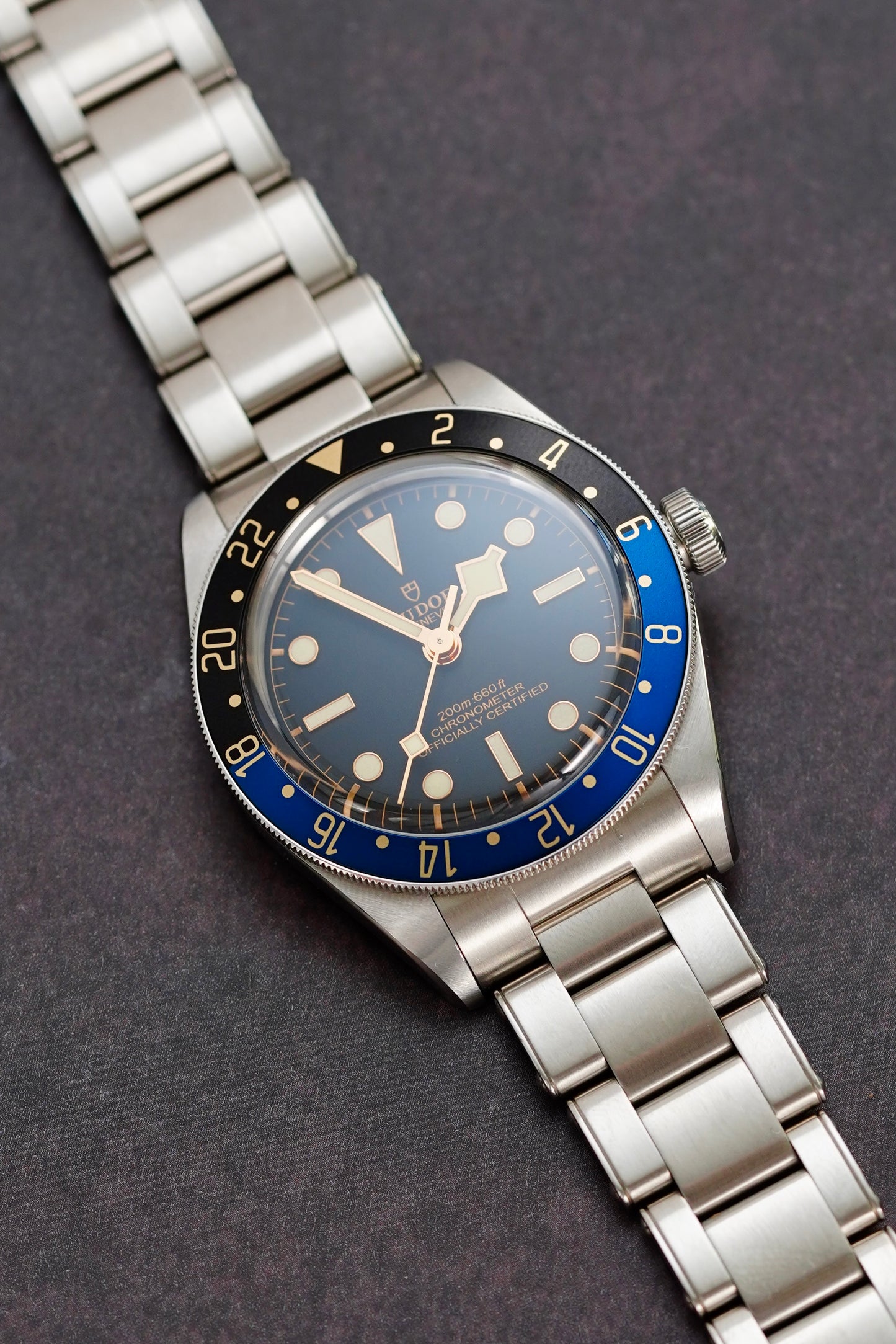 TBZ18 - Tudor Black Bay 58 GMT, Couleur de la lunette : Noir et bleu, Couleur des caractères : Or – Abysse (GMT)
