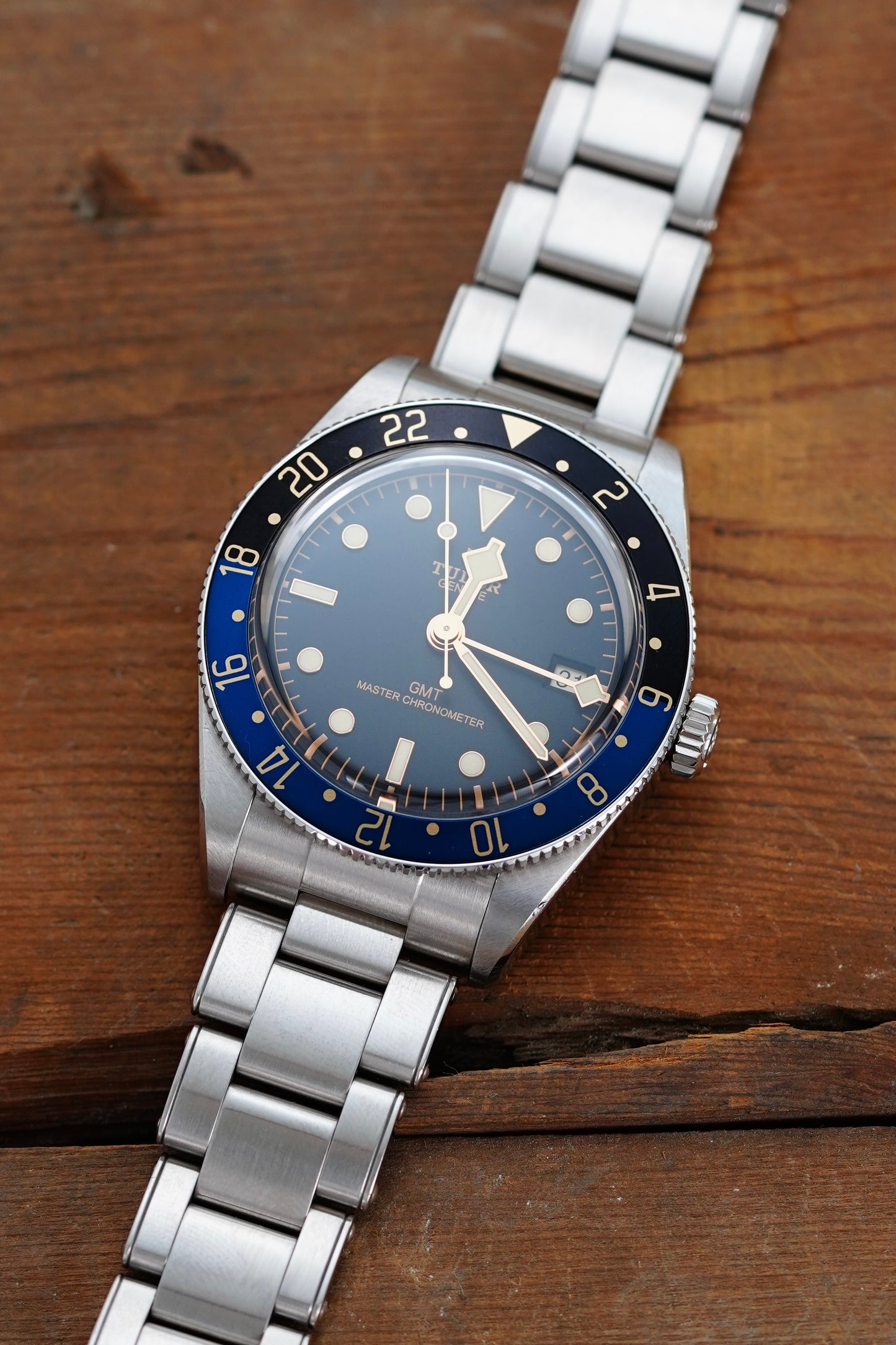 TBZ18 - Tudor Black Bay 58 GMT, Couleur de la lunette : Noir et bleu, Couleur des caractères : Or – Abysse (GMT)