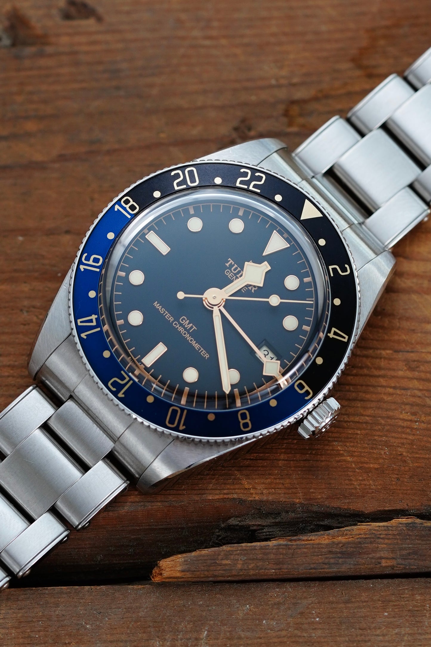 TBZ18 - Tudor Black Bay 58 GMT, Couleur de la lunette : Noir et bleu, Couleur des caractères : Or – Abysse (GMT)