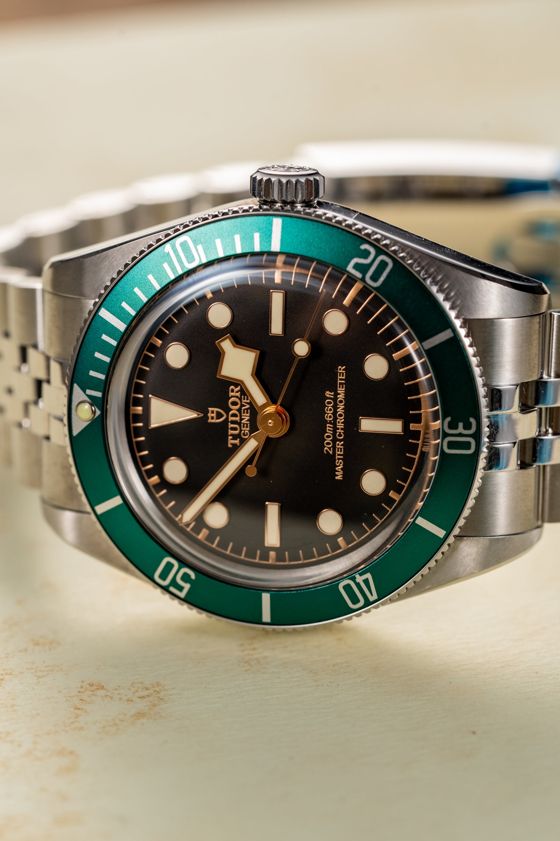 TBZ23 - Tudor Black Bay 58, Couleur de la lunette : Vert émeraude, Couleur des caractères : Argent – ​​Verdance (lunette de plongée)